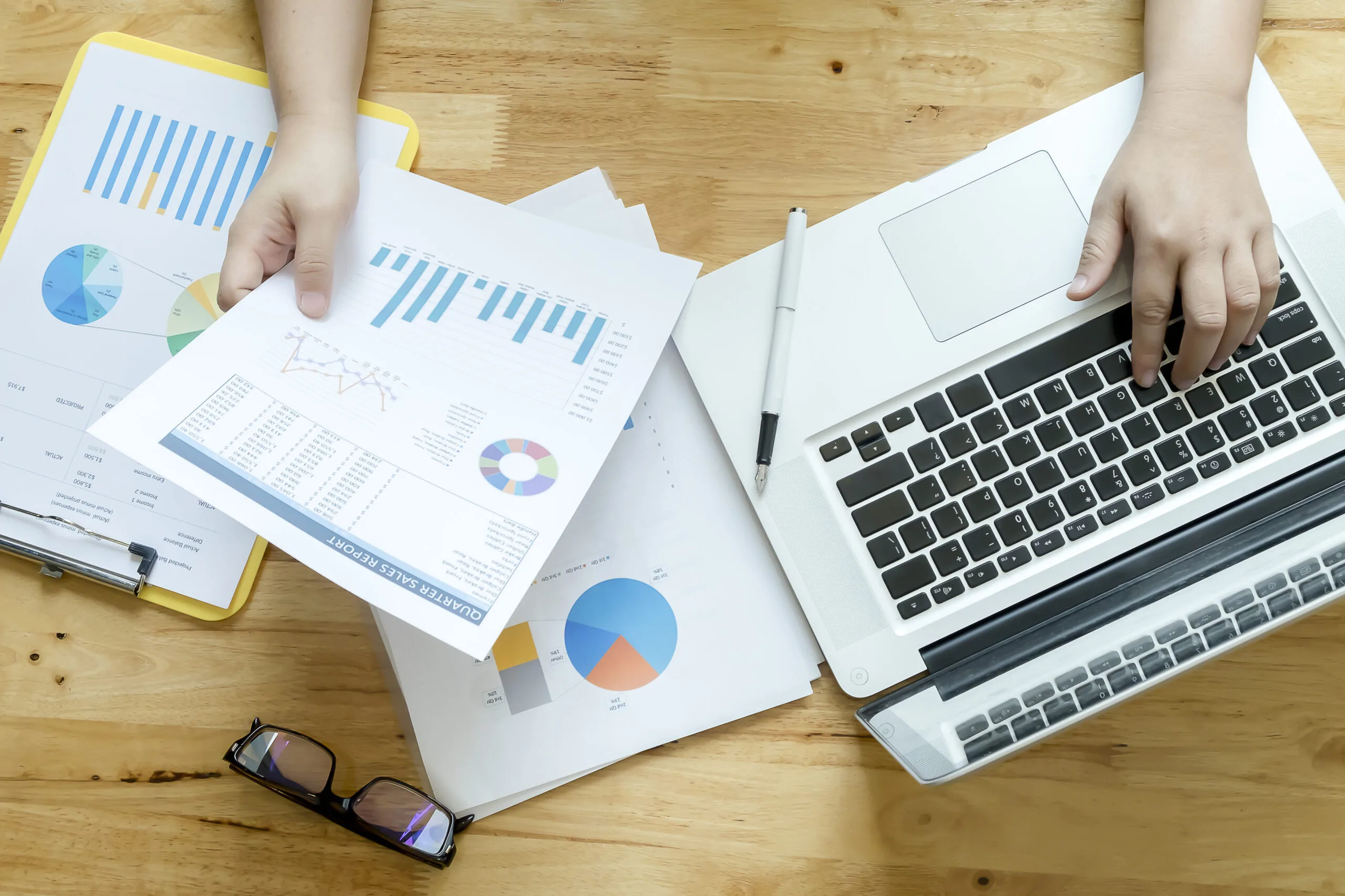 Estratega digital analizando informes de ventas y métricas SEO en una oficina moderna