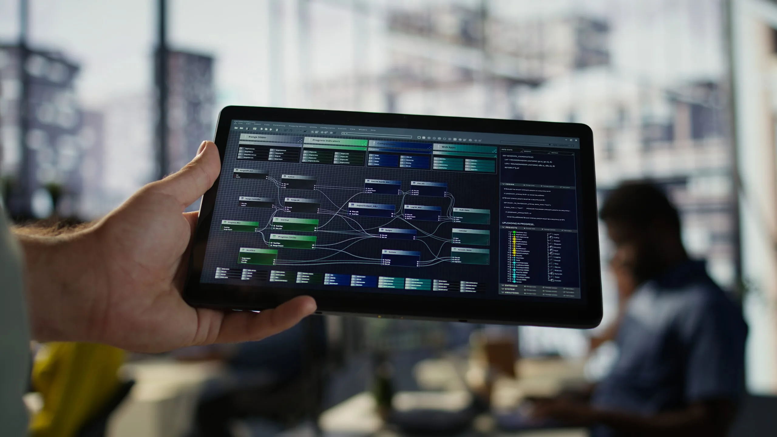 Desarrollador web utilizando una tablet para gestionar flujos de trabajo de automatización y optimización SEO
