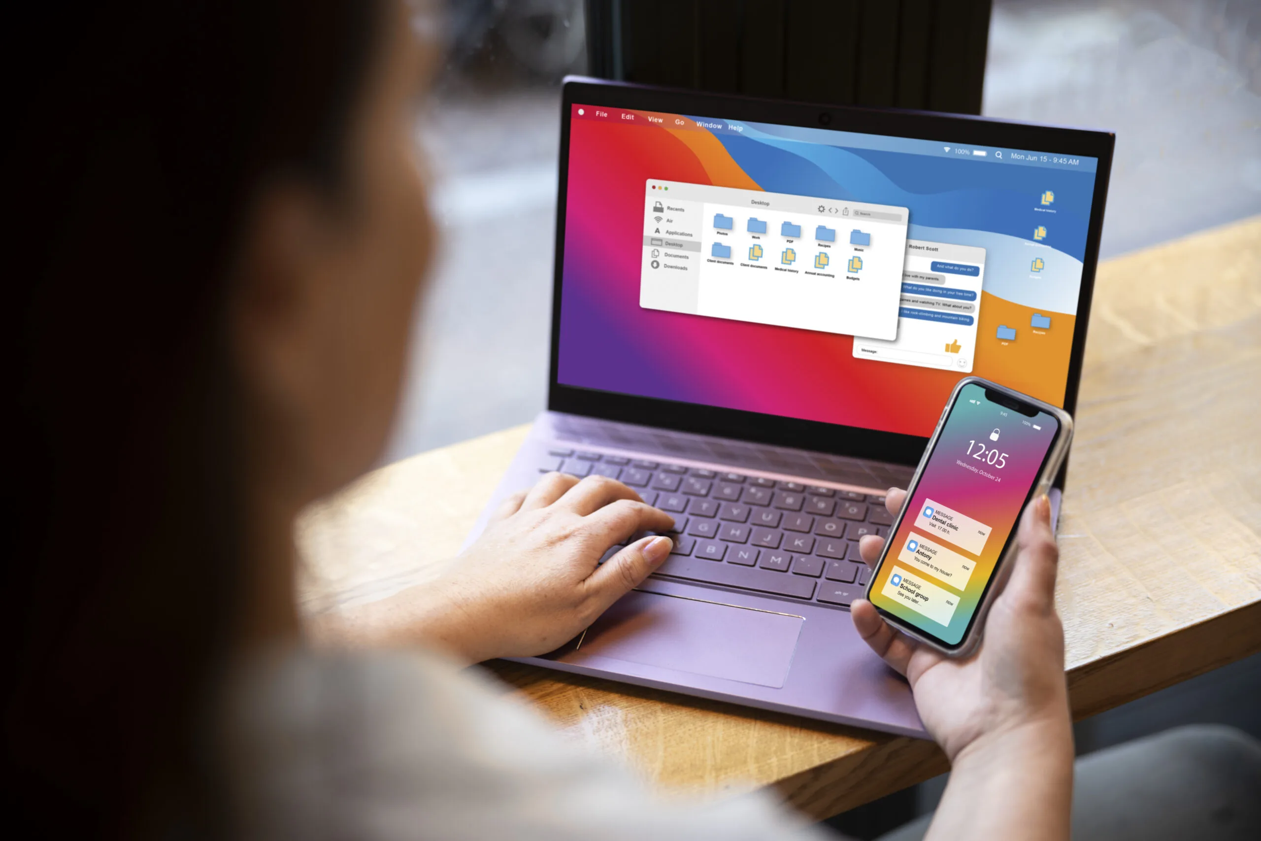 Persona trabajando en desarrollo web y gestión de dispositivos móviles para optimización SEO y digital