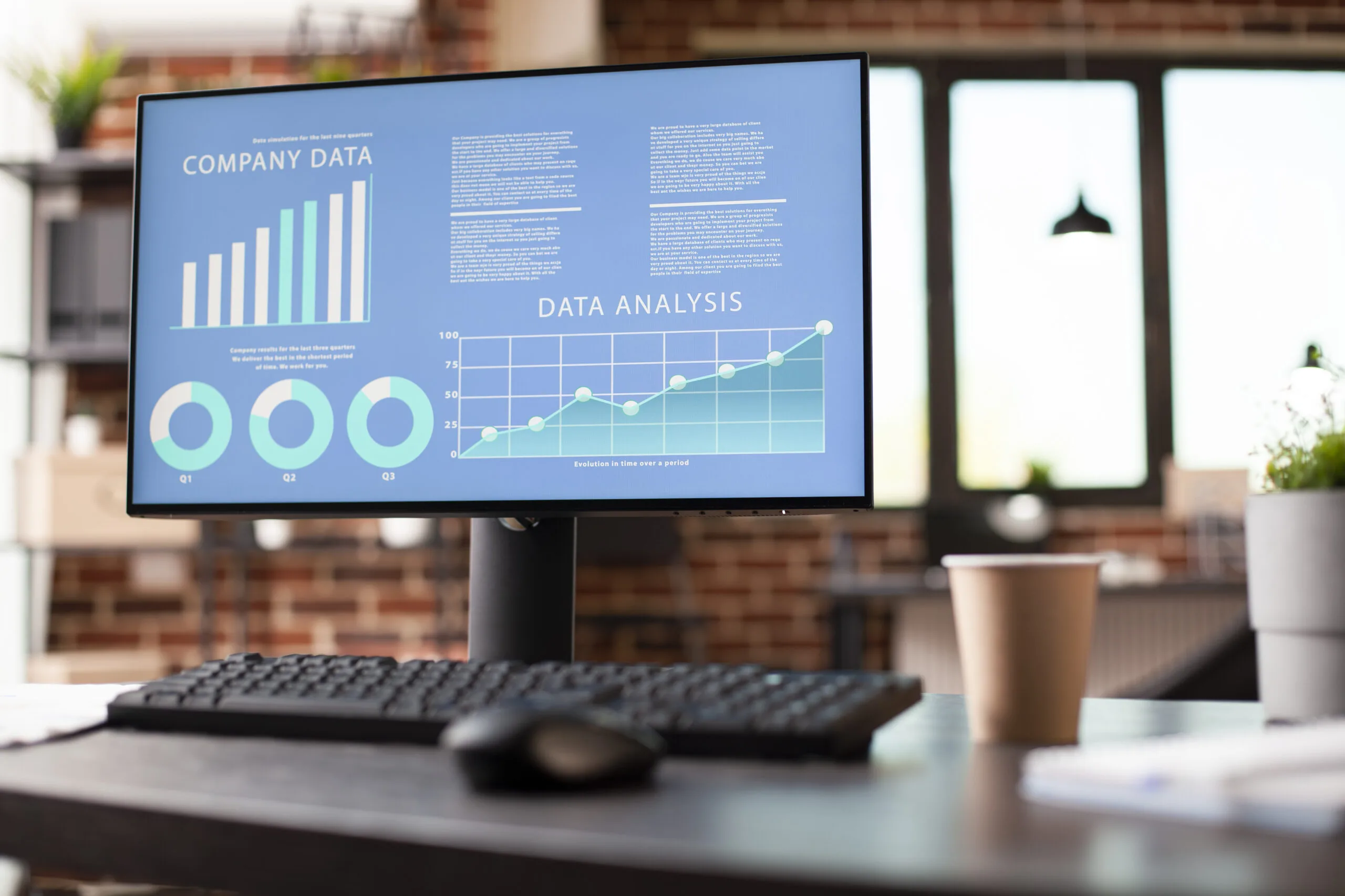 Monitor de escritorio mostrando gráficos de análisis de datos y métricas de rendimiento para estrategias SEO y negocios