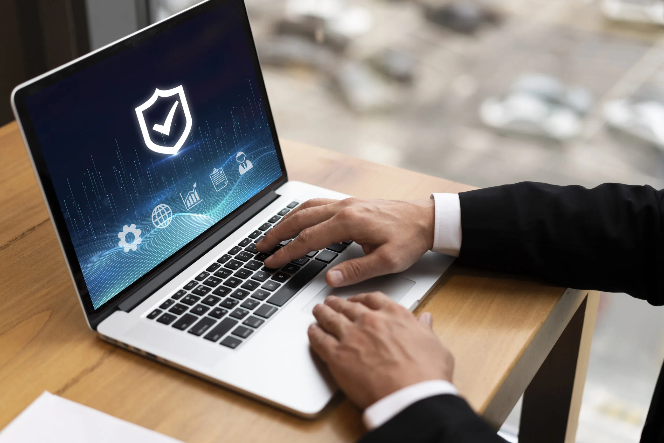 Profesional trabajando en laptop con interfaz de ciberseguridad y optimización digital en pantalla