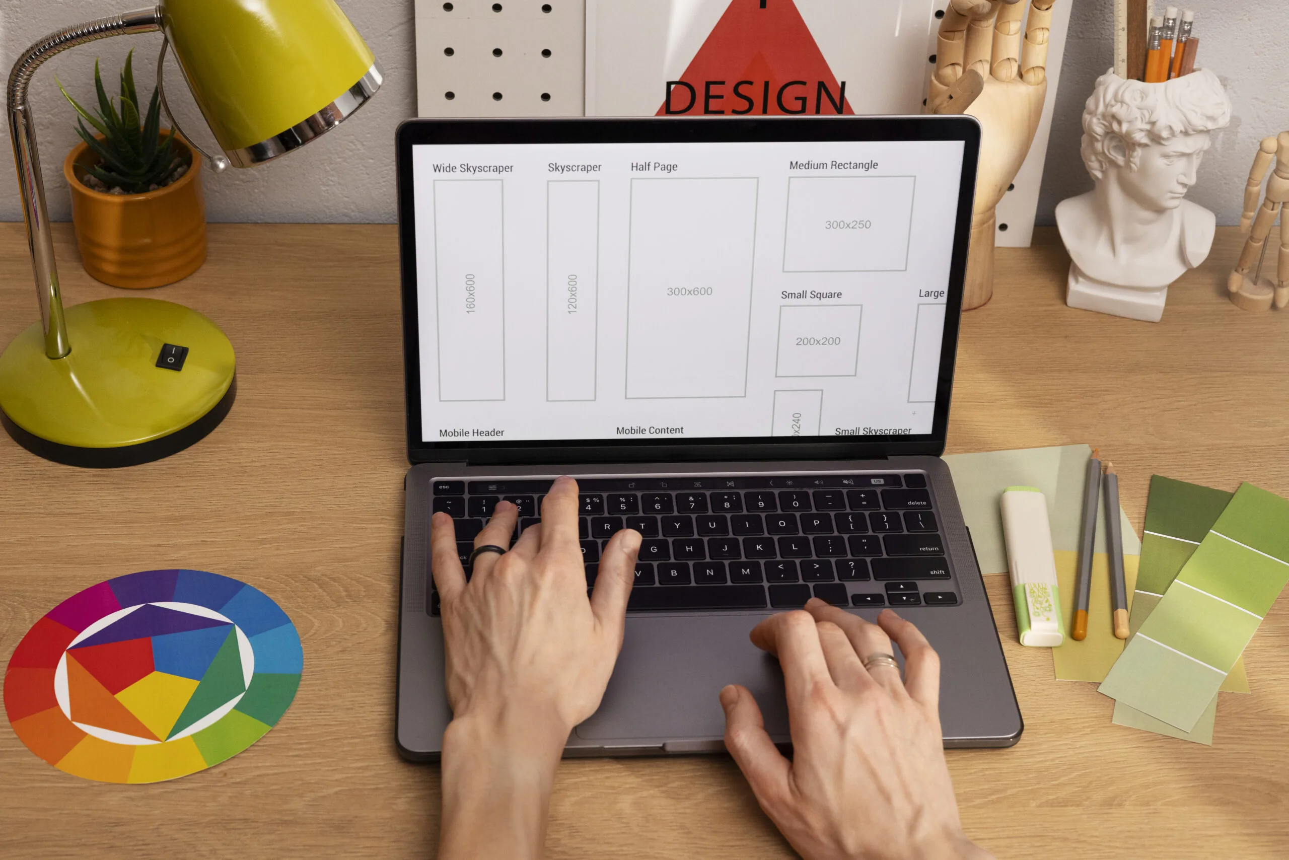 Diseñador web trabajando en la optimización de formatos de anuncios publicitarios en un ordenador portátil